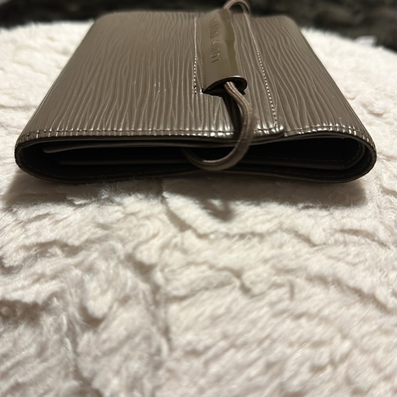 Louis Vuitton - Picture 6 of 8